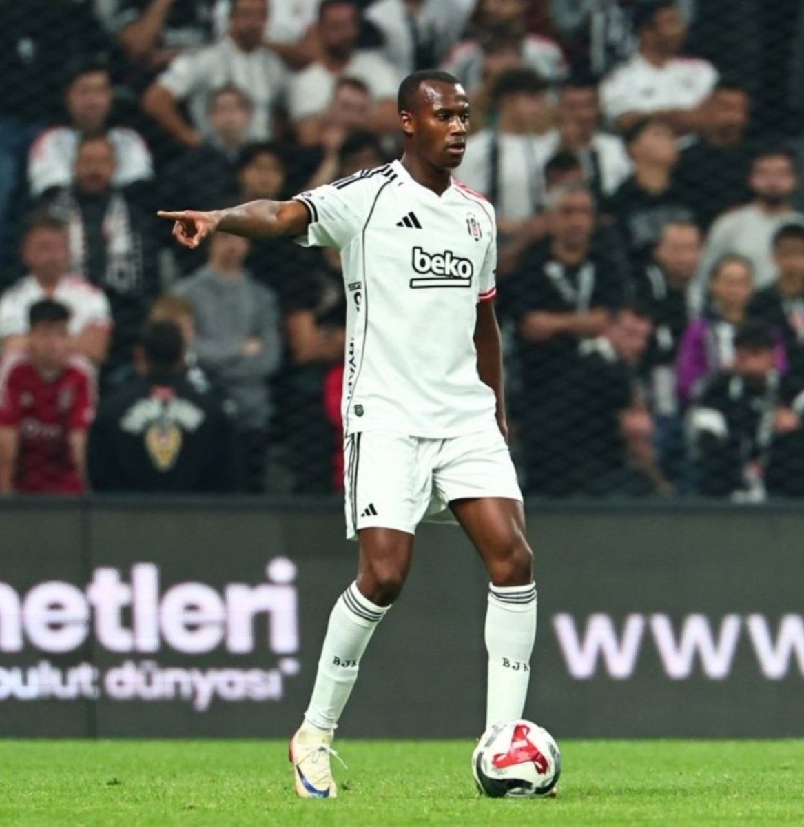bjk_radar's tweet photo. Atakan Kurt: Sergen Yalçın, geçen sezon Tiago Djalo’ya neden takmıştı biliyor musunuz?

Sergen Hoca’nın kolunda “ Im a Legend” yazıyor ya. 
Geçen sezon 3-4 oyuncunun bulunduğu bir ortamda makara yapıyorlar, Tiago Djalo “Kolunda, ben efsaneyim yazan bir efsane mi olur?” demiş. O 3-4 oyuncudan biri bu durumu Sergen Hoca’ya yetiştirmiş. Hoca da ondan sonra Djalo’ya takmış diyorlar..