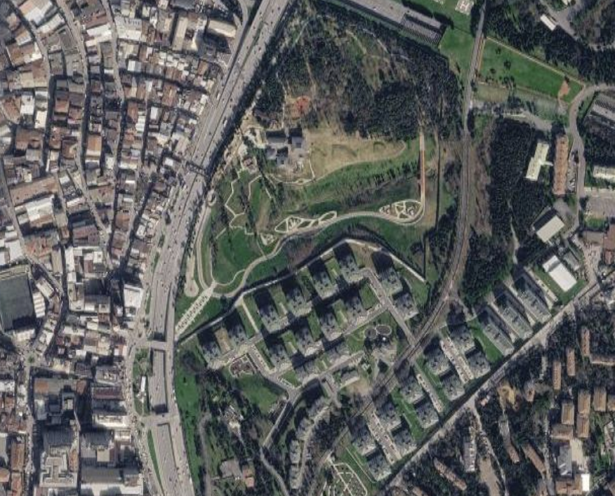 duzelistanbul's tweet photo. Eskiden İstanbul'un tam ortasında kocaman bir golf sahası olduğunu biliyor muydunuz?

Sadece “vardı” demek yetmez; burası Türkiye’nin en eski spor kulüplerinden birinin 90 yıldan fazla süre boyunca ana sahasıydı.

1895’te kurulan “Constantinople Golf Club” Avrupa’nın en eski 4. golf kulübü. İlk sahası Okmeydanı’ndaydı, sonra Bebek’e taşındı. 1922’de ise o zamanlar ''şehrin dışında'' sayılan Maslak-Levent’e, yani bugünkü Konaklar’a daha sonra kaybecekleri yerlerine yerleştiler.