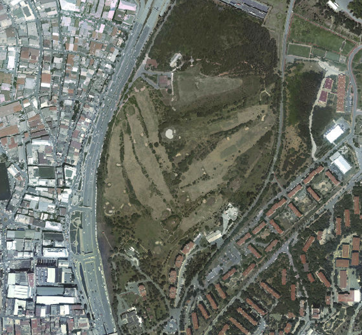 duzelistanbul's tweet photo. Eskiden İstanbul'un tam ortasında kocaman bir golf sahası olduğunu biliyor muydunuz?

Sadece “vardı” demek yetmez; burası Türkiye’nin en eski spor kulüplerinden birinin 90 yıldan fazla süre boyunca ana sahasıydı.

1895’te kurulan “Constantinople Golf Club” Avrupa’nın en eski 4. golf kulübü. İlk sahası Okmeydanı’ndaydı, sonra Bebek’e taşındı. 1922’de ise o zamanlar ''şehrin dışında'' sayılan Maslak-Levent’e, yani bugünkü Konaklar’a daha sonra kaybecekleri yerlerine yerleştiler.