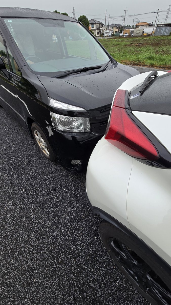 darcdesuyo's tweet photo. 信号待ちで追突されたんだが……。

警察対応済み。低速だったのでそこまで身体は…。
保険屋連絡取れず……。保険屋変えようかしら https://t.co/mqh87Q7ZOu