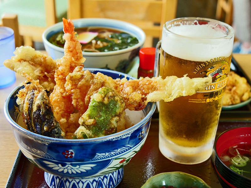 kashiopea01's tweet photo. 【ちょっと、ティータイム】
昔は完食できた
葛飾区・水元公園レストランの
大アナゴ天丼。
今は食べられなくなった。
ドンブリを一つ借りて
ジジとババが半分づつ食べる。
昔は、お昼にドンが鳴って
半ドンと言った。
今はジジとババの
「半ドンかの～」 https://t.co/XVzLA7FWya