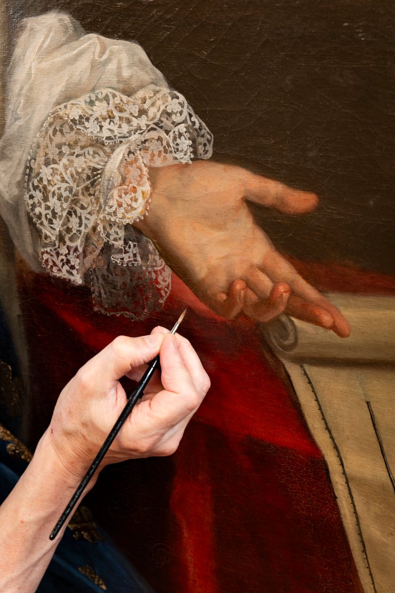 CVersailles's tweet photo. 🇫🇷 Au @c2rmf, la restauration du grand portrait de Louis XIV par Jollain s’achève. Commandé pour la maison d’éducation de Saint-Cyr, destinée aux fillettes pauvres de la noblesse, le tableau a retrouvé ses couleurs spectaculaires, notamment le rouge et le bleu du manteau royal. https://t.co/Ctxze6CXYo