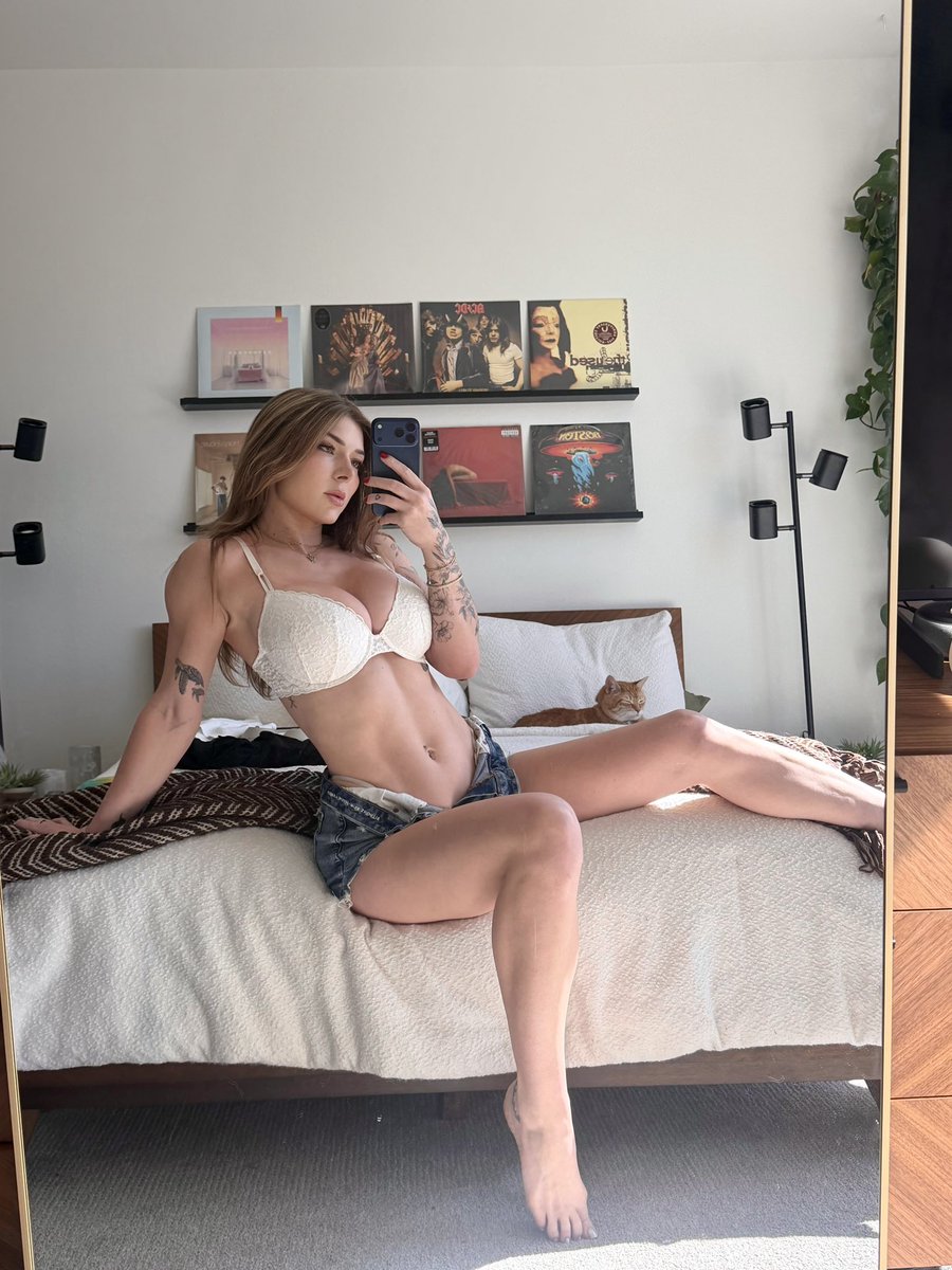 callieexe's tweet photo. what’s the first thing you notice? https://t.co/fVEkVdKuXR