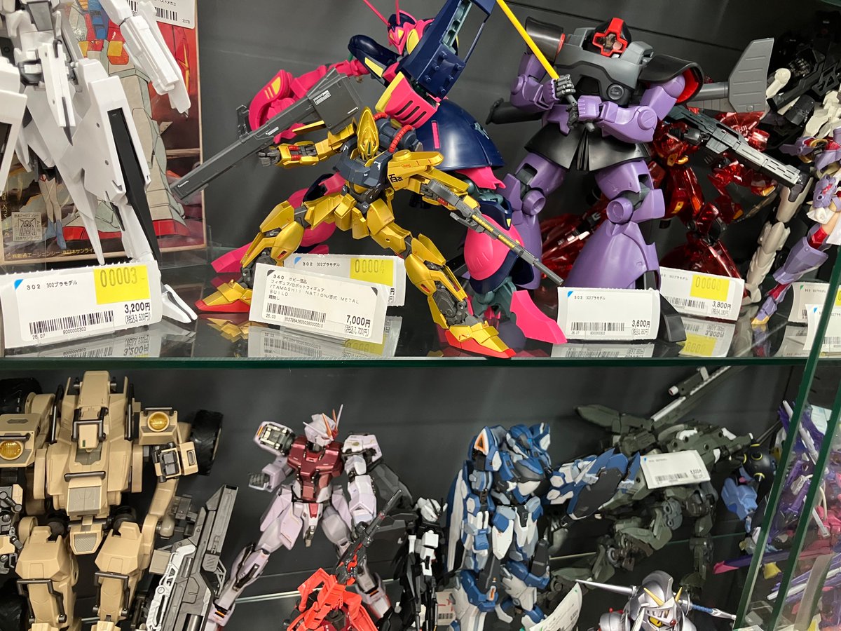 2階ホビー売り場ショーケースにて箱無しガンプラ等展開中です！ また
