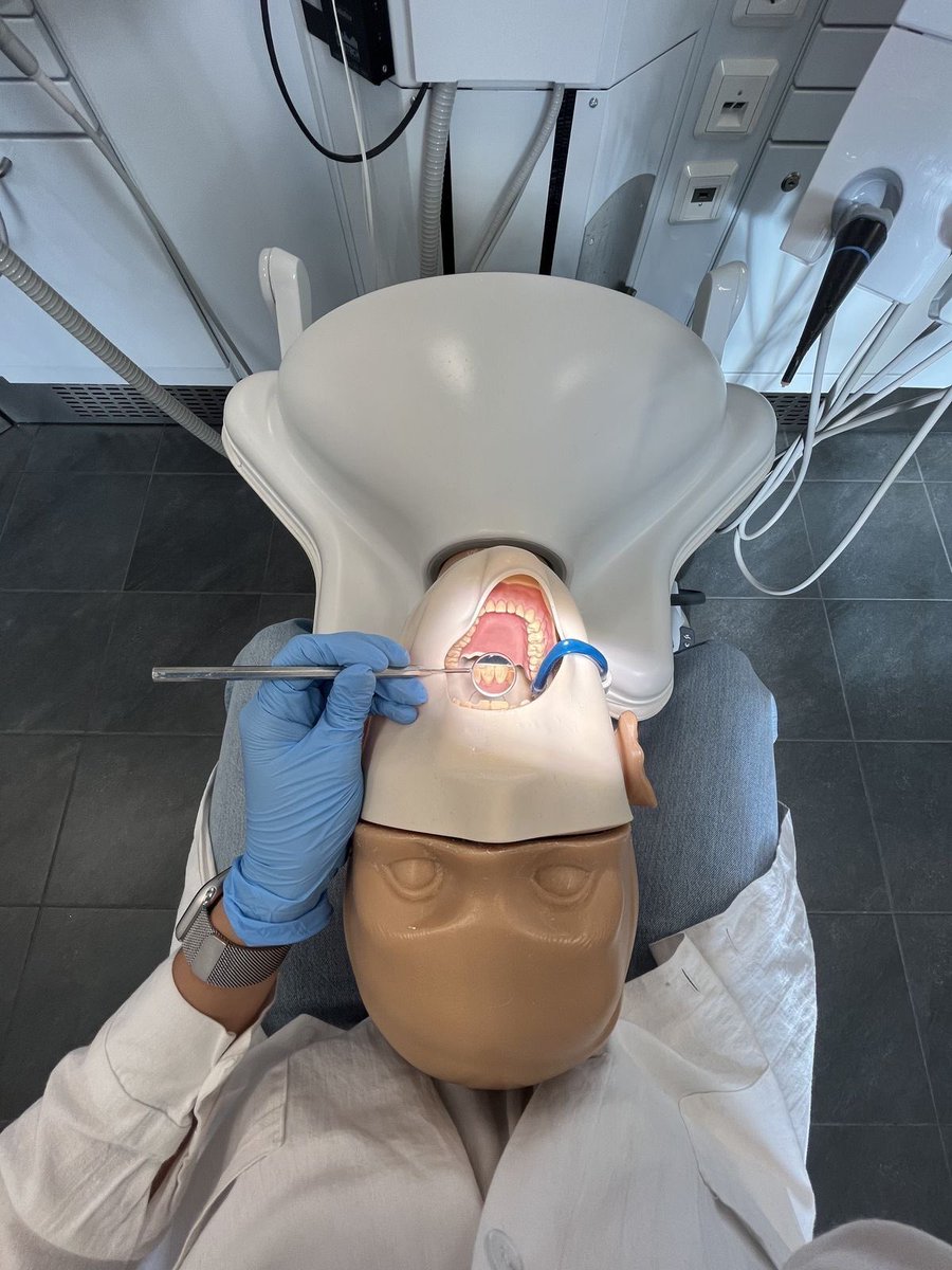 juno__67's tweet photo. #brimiga au 
Donde 🐜 es obligado por su papá a ir de asistente dental con su tío durante las vacaciones 

O

Donde 🍓 desesperado por que siente que no sabe nada de su carrera se mete a asistir a un dentista en su colonia

Odontoau 😛 https://t.co/3Mb7AWFubC