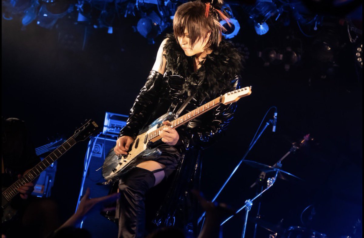 vidoll_shun's tweet photo. 昨日は最後のセッションライブでした。
最後はこのメンバーでライブできてよかったなって。
もうセッションライブをする事はないけどギターはずっと弾き続けていくと思います。
一旦、今までありがとうございました。
良い写真撮ってもらったのでアップしておきます(^-^)/

Photo : @Sanaharukawa https://t.co/LTcJ6PoUJj