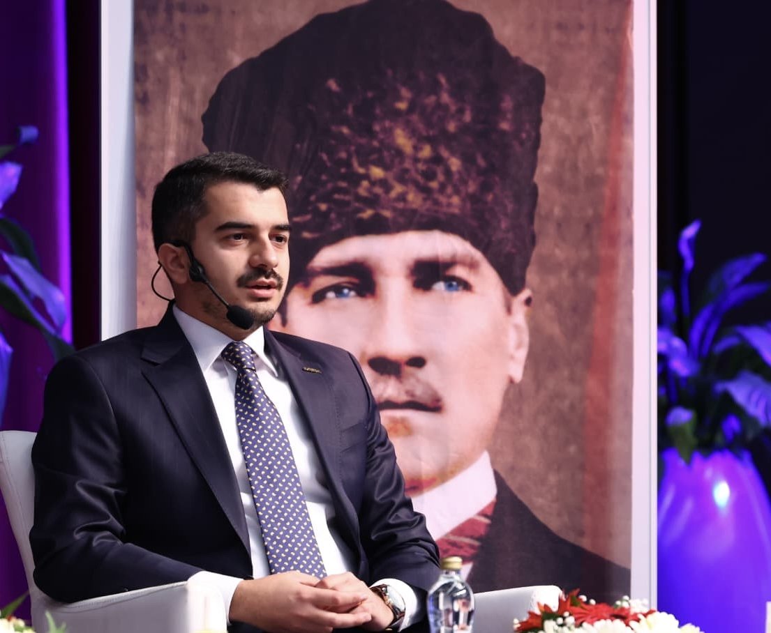 OzgurGelecekk's tweet photo. İki yaşıt, iki hukukçu, iki belediye başkanı.

Birisi korku rejimine teslim oldu.
Birisi ise ne butlana ne saraya teslim oldu. Şu anda onuruyla Kırşehir'de yatıyor.

Selam olsun tarihin doğru tarafında duranlara.. @hcanguner https://t.co/NO0cGw0DQj