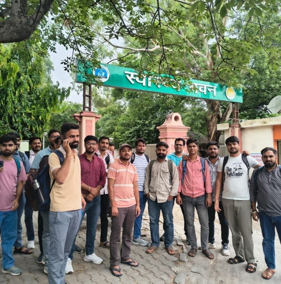 RC81166's tweet photo. सहायक कर्मचारी के नाम पर 4th grade भ��्ती में 
चिकित्सा #विभाग मनमानी कर वार्ड बॉय का पद चिपका रहा 😡
ये #अन्याय है 
अगर 4th grade ��ी पोस्ट नहीं है तो सूचना ARD को वापिस भेज दो नियुक्ति 4th grade पद पर ही हो
ना कि वार्ड बॉय को शामिल कर अन्य पद पर🙏
@GajendraKhimsar
@RSSB_Official https://t.co/qTpZ8OSZU2