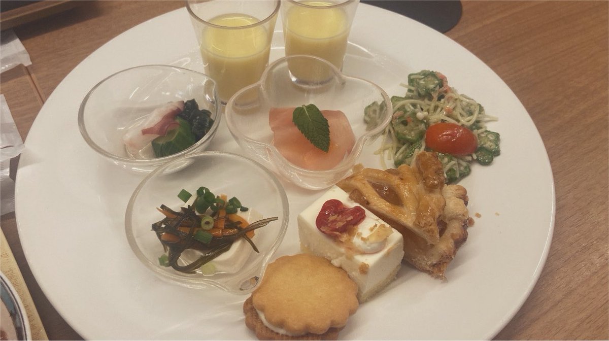 tanshiooooo_'s tweet photo. よく飲むおじ様方とホテルブュッフェ！気持ちいいくらい食べるねぇってほっといて〜！お前らのビール3kg分、料理で食べてるだけやし黙っとれ。(こまめに取りに行く作戦失敗。) https://t.co/78eYPr4f8w