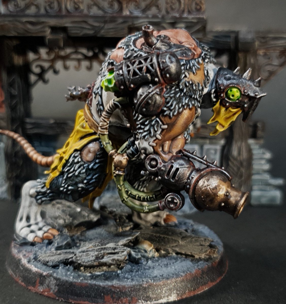 paintomypain's tweet photo. ラットオゴウル一体目！
黄色と黒の危険色アピール。
#ウォーハンマー
#Warhammer https://t.co/5JYWzGP5eO