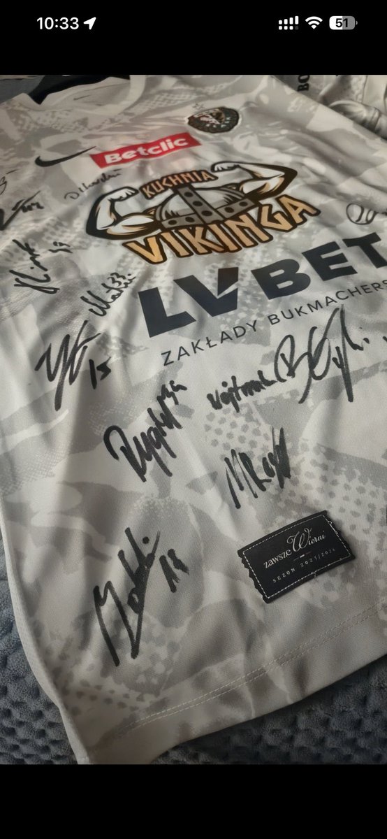 Pablo91912's tweet photo. 11-letni Krzysiek, kibic Zagłębia Lubin walczy z guzem mózgu. 

Wiem, że pokażecie serce po raz kolejny i jesteśmy w stanie zrobić coś fajnego dla chłopaka 🤝

Dzięki uprzejmości @OloCzarny wrzucamy na licytację koszulkę @SlaskWroclawPl z podpisami drużyny, która wywalczyła awans do @_Ekstraklasa_ i dzięki czemu możemy zdzierać gardła z takimi emocjami jak wczoraj 😁

Licytujemy do niedzieli i 14:45 czyli pierwszego gwizdka meczu #ŚLĄCRA 

Licytujemy od 300 PLN

RT WYMAGANY BYKI 🔥

Całość środków leci do Krzyśka tak aby walczył, wyzdrowiał i mógł chodzić na stadion tak jak my!

WIELKI ŚLĄSK WROCŁAW AUUUU 🇮🇹
