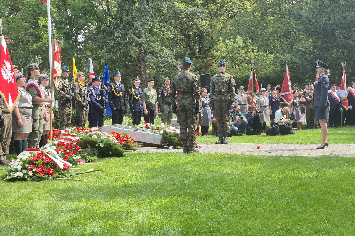 AresztS's tweet photo. 1 sierpnia zastępca Dyrektora Areszt Śledczy w Warszawie - Służewcu ppłk Ewa Antonik wzięła udział w uroczystości upamiętniajacej 82 Rocznicę Wybuchu Powstania Warszawskiego na Mokotowie, która odbyła się przy Pomniku ,,Mokotów Walczący 1944" w Parku gen. Gustawa Orlicz-Dreszera https://t.co/9ARtNbZimp