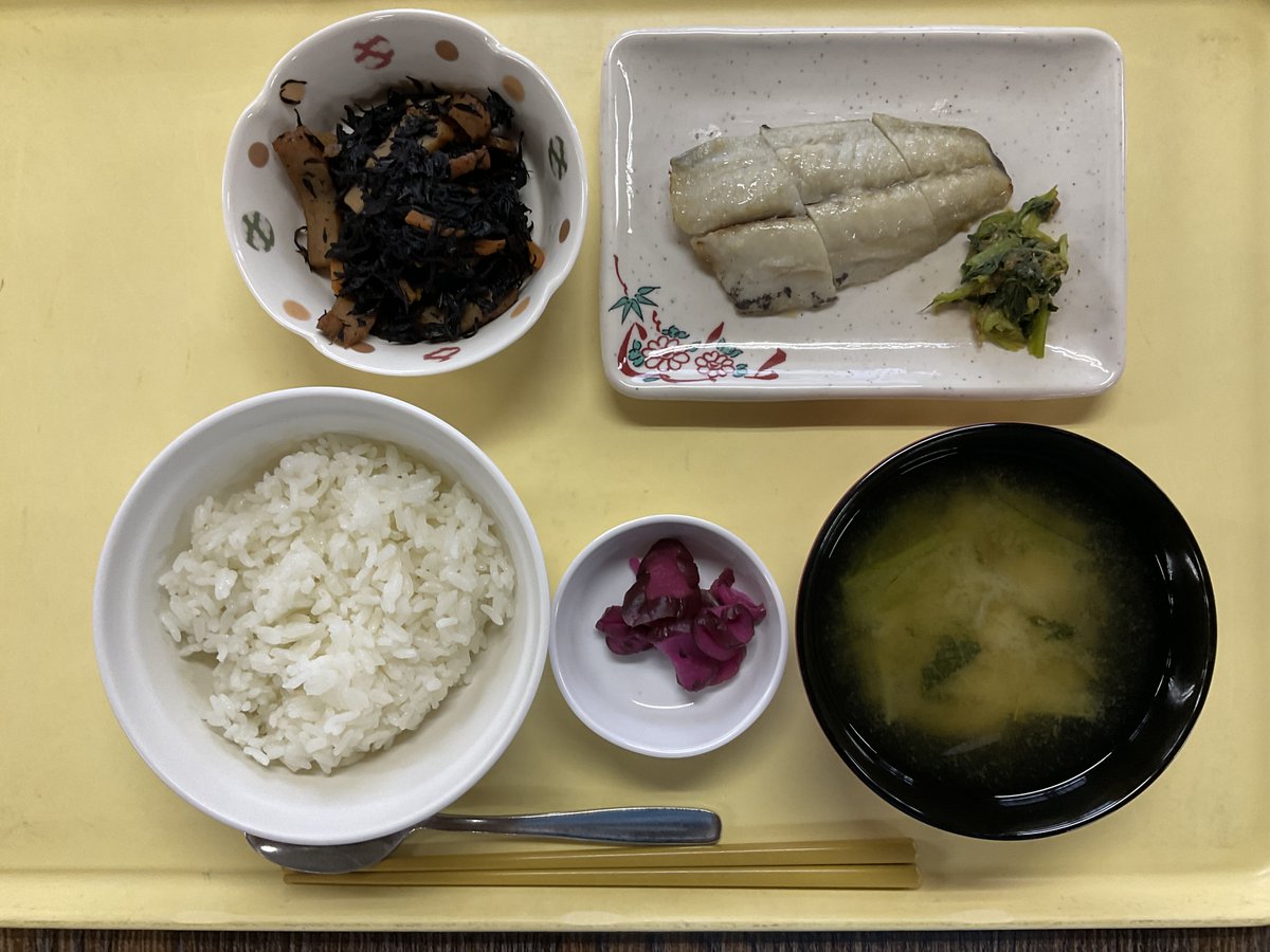 yayoikai1989's tweet photo. 8/3(月)の昼食はサワラの塩麴焼き、ひじきの煮物、味噌汁、漬物です。
本日の主菜は、ふんわり柔らかく焼き上げたサワラの塩麴焼き🐟
副菜にはひじきの煮物を添え、バランスの良い和食メニューとなりました。 https://t.co/9DnYrvAcVL