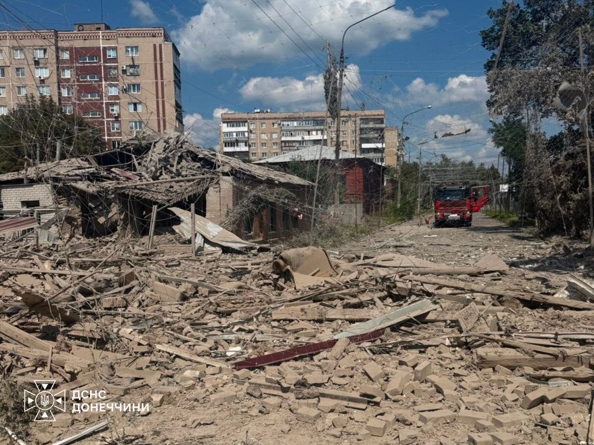 SESU_UA's tweet photo. #Донеччина під російськими ударами: поранений чоловік, десятки пошкоджених будинків, у житловій забудові виникли 7 пожеж.
Під прицілом були Слов'янськ та Краматорськ. Через загрози повторних ударів вогнеборцям довелося призупинити роботи. https://t.co/2RTmR8VPPv