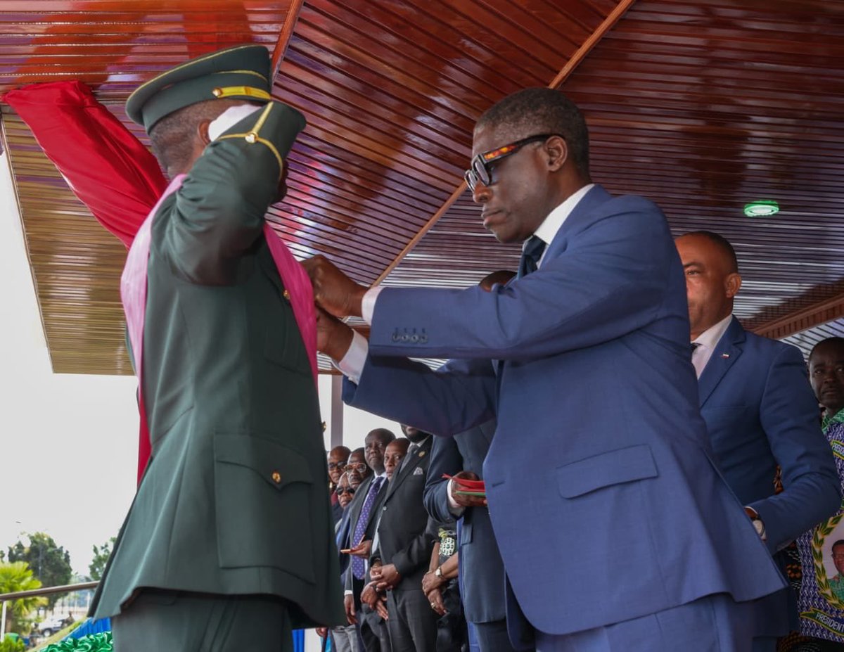 TeodoroObiang17's tweet photo. En representación de S.E. el Presidente de la República, Jefe Supremo de las Fuerzas Armadas y Cuerpos de Seguridad del Estado, he presidido la ceremonia de entrega de despachos a la nueva promoción de oficiales y suboficiales de las Fuerzas Armadas Nacionales, en el marco https://t.co/GejNDvSthy