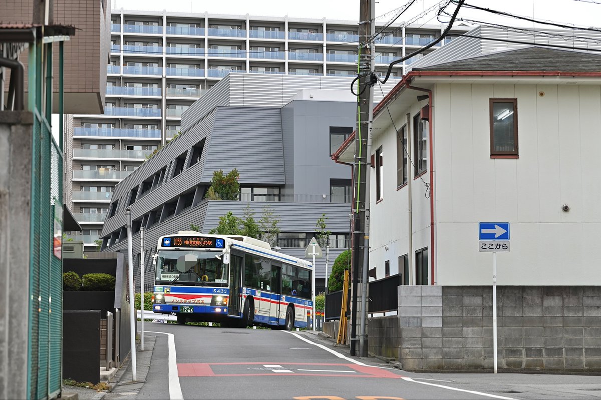 123notuji's tweet photo. 1S433(LKG-LV234L3):江ヶ崎(小杉),川崎綱島
今日は緑ナンバーの車を撮ろうということで433を撮影。安定の川綱と小杉一往復ずつの運用でした。
臨港のLKG-LVは運転席直上と中後位置にラインクロスファンを設置してる珍しい形態で、他は神戸市にしかない形態のようです。 https://t.co/JMqMchj0iD