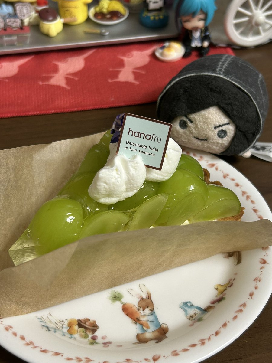 lwk_2302's tweet photo. 明日が私の誕生日なので、少しいいフルーツタルトを買ってきました。
私の誕生日であると同時に大切なOCの誕生日であるため、最近ごたつきがあったため念のため1日早くお祝い。
タルトに乗っている紫のお花がOCっぽくて可愛いです。 https://t.co/t8VrJcFi6h