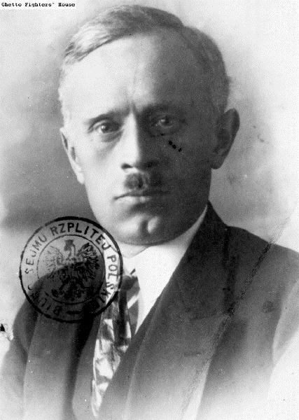 TheEndek1893's tweet photo. Dzisiaj 3 sierpnia - rocznica narodzin wybitnego działacza obozu narodowego Romana Rybarskiego.
Żyjący w latach 1887-1942, Rybarski był ekonomem i przedstawicielem narodowego liberalizmu w obozie narodowym.
Zmarł w Auschwitz - rozstrzelany za działalność w obozowych ruchu oporu. https://t.co/RQF6Ekw5xw