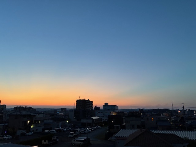 ROkatetsu's tweet photo. @geographybu ここには書かれていませんが。
朝の空です。
徐々に明るくなってくる東の空が好きで、今、住んでいる場所を選びました。 https://t.co/Htad5gur7j