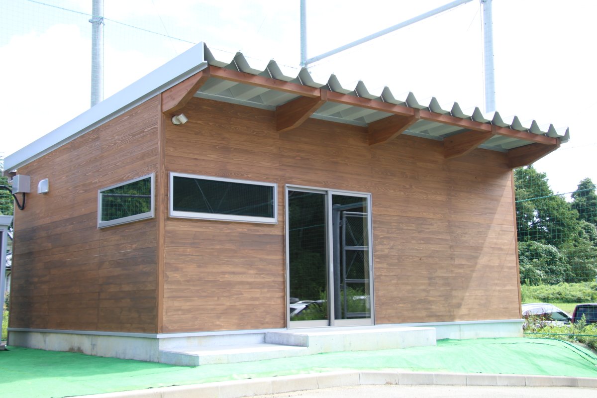 fufc_staff's tweet photo. 十六沼公園天然芝サッカー場にて、ロッカー・ケアルームが完成いたしました✨

本施設は「#みんなでつくるスタジアム」の一環として7月3日(金)にトップチームの選手、スタッフ、株式会社AC福島ユナイテッド スタッフを含む約70名が実際に自ら柱を運び、組み立てる「建て方」を実施し、7月21日(火)にアカデミーの選手約30名が塗装体験を行うなど、多くのクラブ関係者が係わって完成いたしました。また、建物には福島県産のスギ材を使用し、木の温もりを感じられる空間となっています🌲🙌

本施設は今後、選手のケアとコンディション向上に活用し、さらなる練習環境の向上を図ってまいります💪

📱詳細はこちら👉https://t.co/s3BPNhuy1e

#福島ユナイテッド