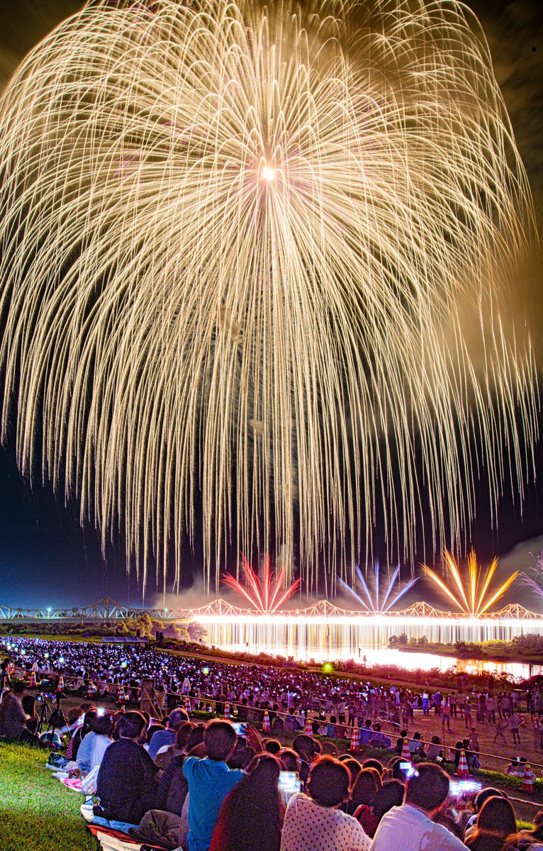 haskap1017's tweet photo. 今年も夜空を埋め尽くす長岡花火大会の正三尺玉が綺麗でした https://t.co/wJXC1j9fYV