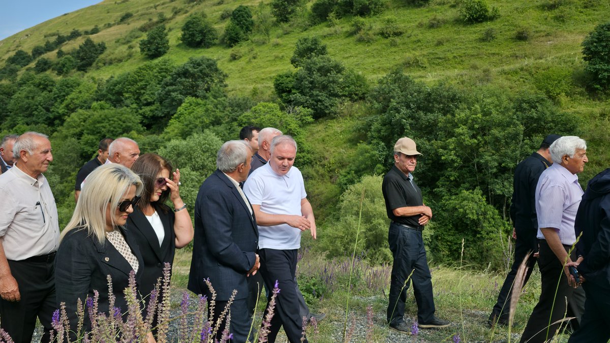kelbecerxn's tweet photo. Kəlbəcərdə qəbiristanlıqlara baxış keçirilib 

Səfər çərçivəsində sakinlərlə görüş keçirilib, onların təklif və fikirləri dinlənilib, tarixi-mədəni irs nümunələrinin qorunması və bərpası istiqamətində fikir mübadiləsi aparılıb.

#Kəlbəcər #ŞərqiZəngəzur #BöyükQayıdış https://t.co/TJiup1Ih6m