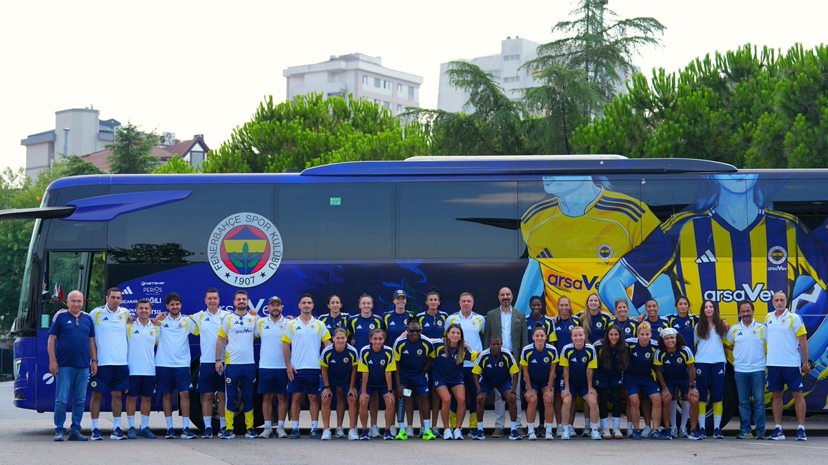 kadinfutbolfb's tweet photo. Belçika yolculuğumuz başlıyor. ✈️

Şampiyonlar Ligi 2. Ön Eleme Turu yolculuğumuz öncesinde arsaVev Yönetim Kurulu Başkanı Bülent Öztürk de takımımızın yanındaydı. 💛💙 https://t.co/LAm5fKG9FT
