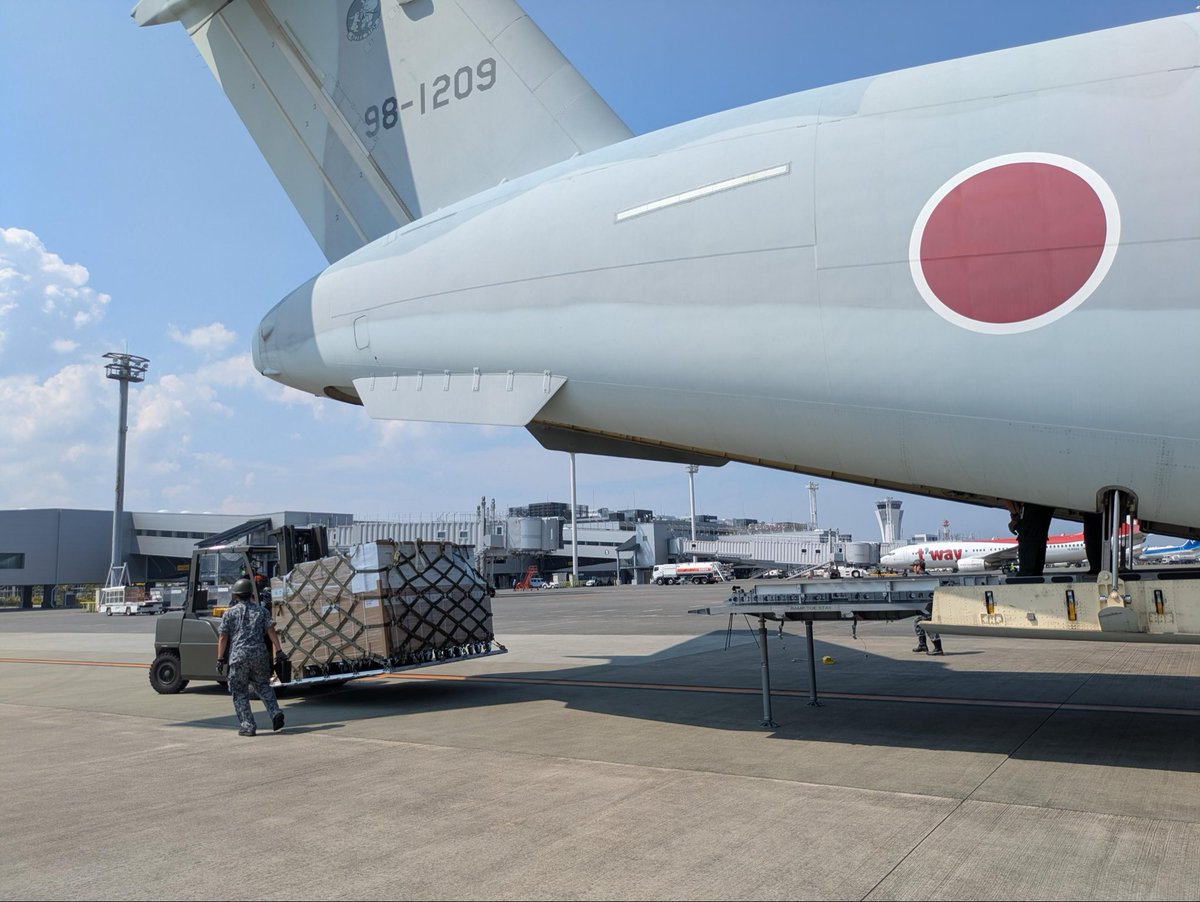 MIHO_AB's tweet photo. 美保基地は3日、C-2輸送機で令和8年熊本地震の被災地への生活支援物資を輸送しました。
美保基地を離陸後、県営名古屋空港で「循環型シャワーキット」などを搭載し熊本空港へ空輸。

美保基地は、被災地の一日も早い復旧に向け、引き続き輸送支援に取り組んでまいります。 https://t.co/4nRhD6p2aD