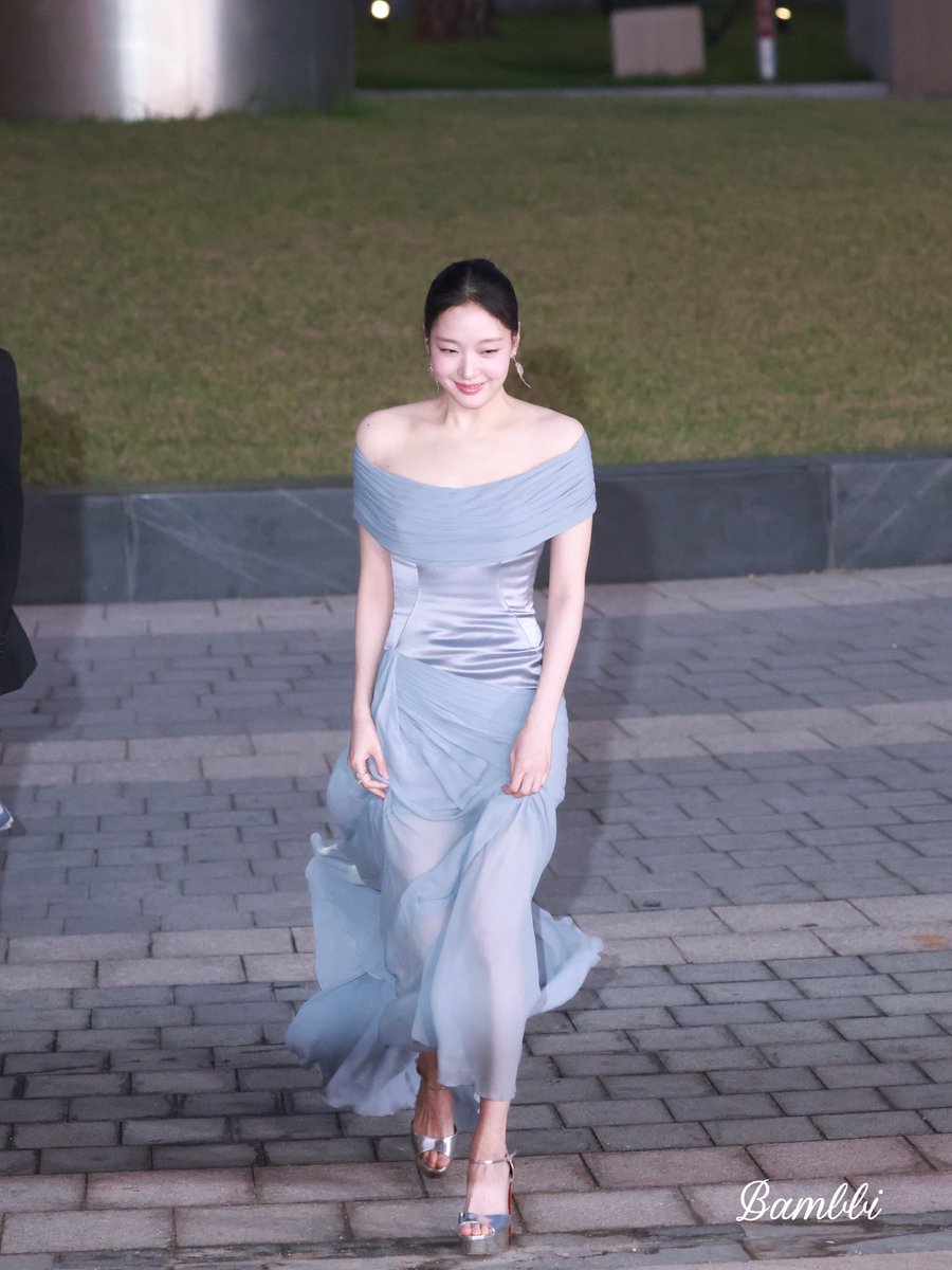 goeun_bambbi's tweet photo. 🏆 대상의 주인공 🏆

#김고은 #KIMGOEUN https://t.co/oAYYcaSwez