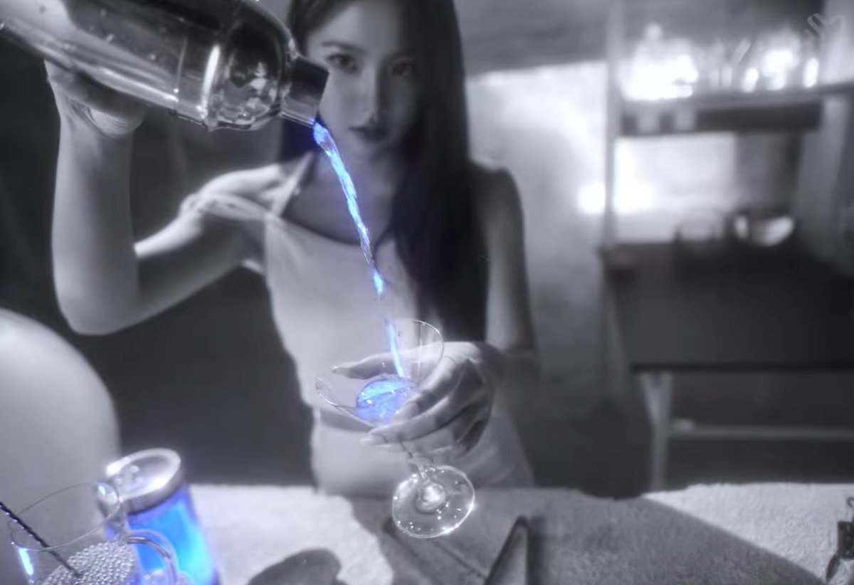 jelllyluvie's tweet photo. OMFG THEY'RE THROWING A PARTY WITH DRINKS MADE FROM DEAD MEN PERIOD https://t.co/1rYlgX28VF