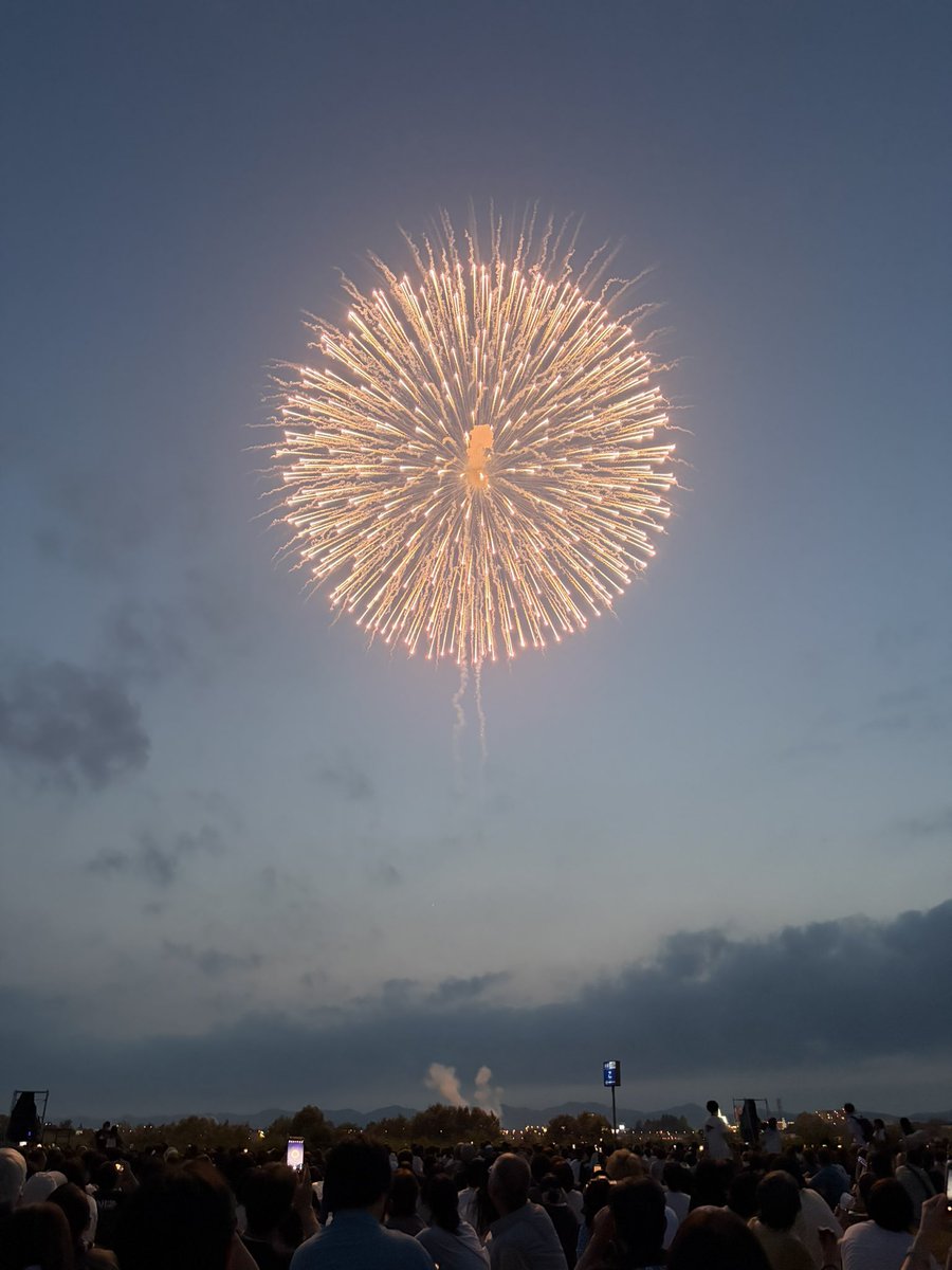 dodo1293's tweet photo. 昨晩、初長岡花火を観てまいりました🎆抽選は落選してたのですが、ご縁ありましてマス���に寄せていただくことになりまして…（ありがたや🙏）
近くで観る花火はほんとすごくて、正三尺玉は星が降ってくるみたいで圧巻でした✨ https://t.co/ysGumgkWlZ