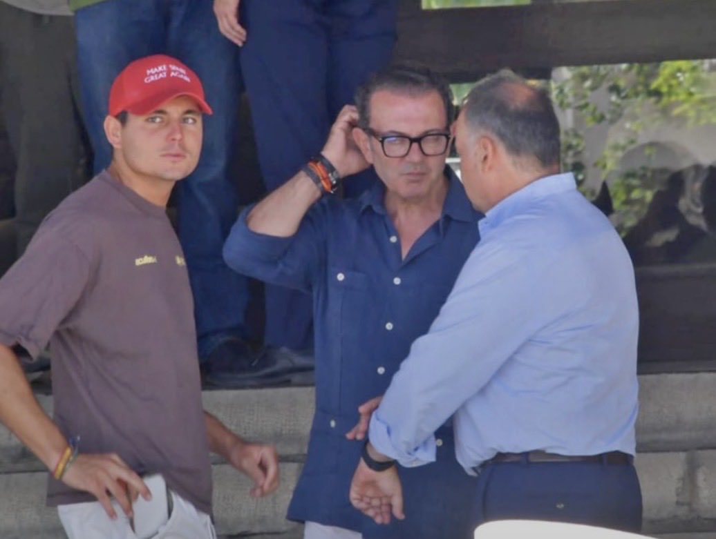 MilesCarabanxel's tweet photo. Vito Quiles haciendole preguntas muy INCOMODAS sobre el ático de Ayuso a Juan Bravo y Miguel Tellado en Ceuta.
Jajajaaj https://t.co/4iKIvgFmEx