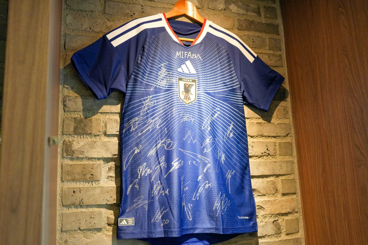 MIFA_FP's tweet photo. 【MIFA FP「日本代表サイン入りユニホーム」⚽️】
日本代表チームより選手・監督のサイン入りユニホームをMIFAへお預けいただきました！
その想いを届けるため各施設を展示ツアーします！
＜展示期間＞
豊洲 8/3(月)〜8/9(日)
仙台 8/11(火)〜8/17(月)
福岡 8/20(木)〜8/26(水)
立川 8/29(土)～9/4(金) https://t.co/qYHMqU1JjY