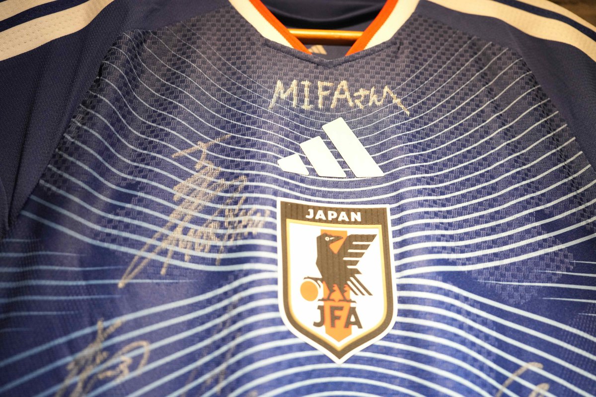 MIFA_FP's tweet photo. 【MIFA FP「日本代表サイン入りユニホーム」⚽️】
日本代表チームより選手・監督のサイン入りユニホームをMIFAへお預けいただきました！
その想いを届けるため各施設を展示ツアーします！
＜展示期間＞
豊洲 8/3(月)〜8/9(日)
仙台 8/11(火)〜8/17(月)
福岡 8/20(木)〜8/26(水)
立川 8/29(土)～9/4(金) https://t.co/qYHMqU1JjY
