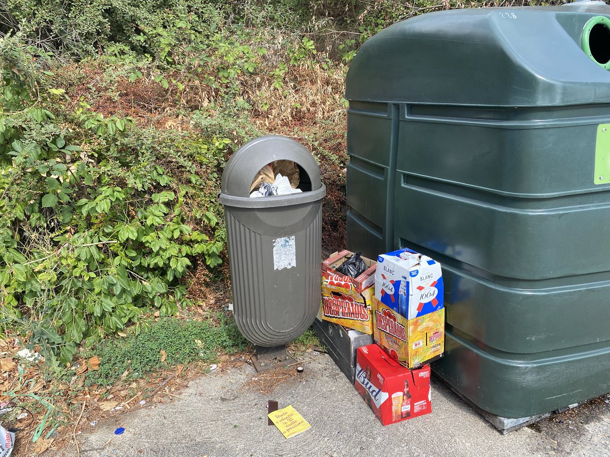 Maminou63Annie's tweet photo. Voici le spectacle de Paul Cezanne @VChamalieres ce matin ! Le bd est il devenu une aire de stationnement pour camping cars ? Il y a des poubelles de déchets alimentaires bravo pour l hygiène ! @LGiscardEstaing ! Je vous épargne les photos des poubelles devant Beaulieu….. https://t.co/QDdm2bII7X