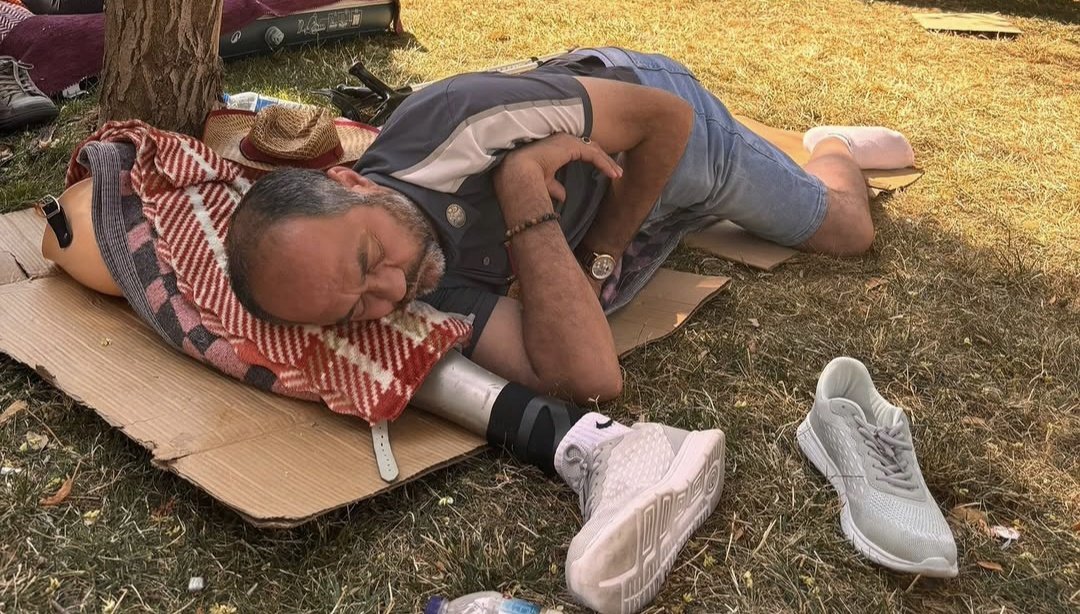 migferhaber's tweet photo. Ankara Güvenpark'ta hak arayışındaki bir gazimiz protez ayağını yastık olarak kullandı. https://t.co/XyGUxkFwmo