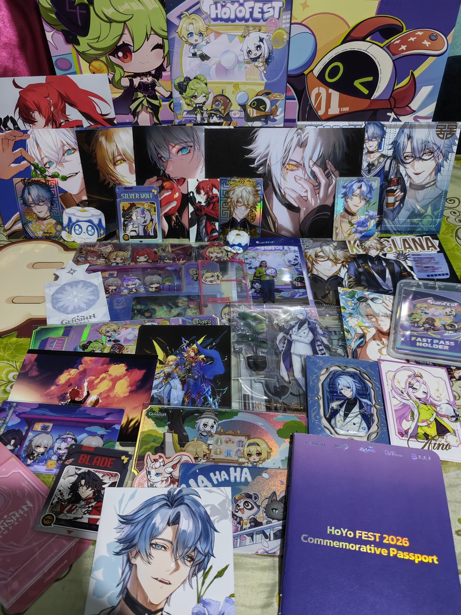 rin5_ryuu's tweet photo. As the hoyofest ends, this is my purchase and tbh im satisfied of my purchase of arts (I tried to not be greedy at times 😫).

There is pros and cons on this year events but hey its fun, meeting amazing cosplayers and artists and hoping to see there work again ☺️.

#Hoyofest2026 https://t.co/8sHrguP8Ug