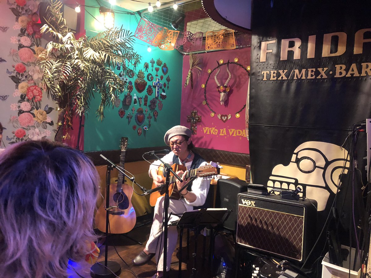chileokubo's tweet photo. 夜は8年ぶりに西荻窪FRIDAへ。

さすがは酔いどれマメルダ様、テキーラが似合う。久しぶりに聴けたボガンボスのカバーは秀逸！ポップでキッチュでスウィンギーなtwangysAAさんにテキーラも進み、トリの保利さんギターも曲も歌もめっちゃいい！引き込まれた！ https://t.co/hbsE7n5aa5