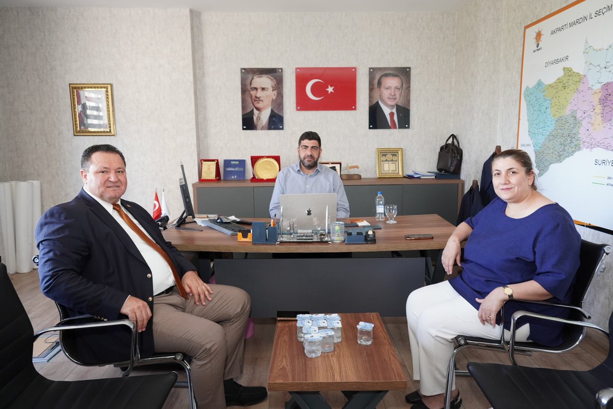 MehmetUncu47's tweet photo. Mardin Güvenlik Korucuları Şehit ve Gazi Aileleri Federasyonu Başkanı Orhan Kandemir ve Hatice Kandemir’i İl Başkanlığımızda ağırlamaktan memnuniyet duyduk.

Şehitlerimizin aziz emanetleri ve kahraman gazilerimizin kıymetli aileleri, milletimizin birlik ve beraberlik ruhunun en güçlü temsilcileridir. Gerçekleştirdiğimiz samimi sohbetimizde, şehit ve gazi ailelerimizin her zaman yanında olmaya devam edeceğimizi bir kez daha ifade ettik.

Nazik ziyaretleri dolayısıyla Sayın Orhan Kandemir ve Hatice Kandemir’e teşekkür ediyor, şehitlerimizi rahmet ve minnetle, gazilerimizi ise şükranla anıyoruz.
@drbetulsayan