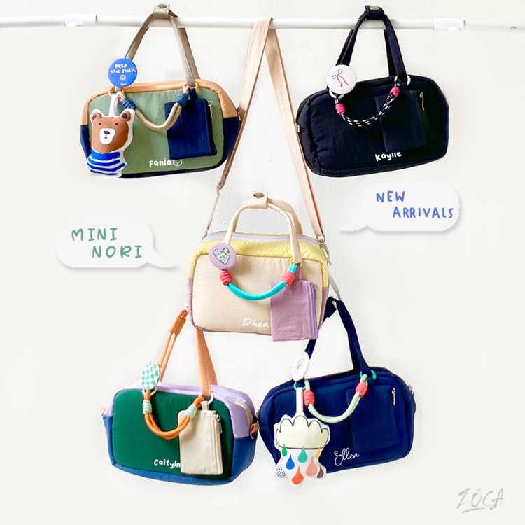 pin0kiio's tweet photo. ini tuh one of the cutest local bags i've found lately 😭💗 bisa custom nama, udah dapet mini charm + mini wallet, dan warna-warnanya gemes banget.

 here's a little thread 👜🧸 https://t.co/acvyFwSpL8