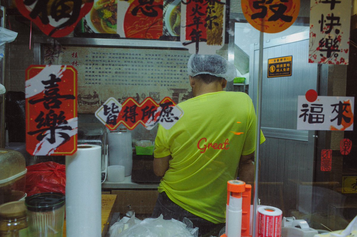Joshua_Fern's tweet photo. I'm better at showing whats going on in China rather than speaking in broad strokes as some people in this platform like to do. I've been in China more than 10 years and its still funny seeing people so wide eyed and enamoured over things that have just become so normal for me. https://t.co/AOAinSdYYO