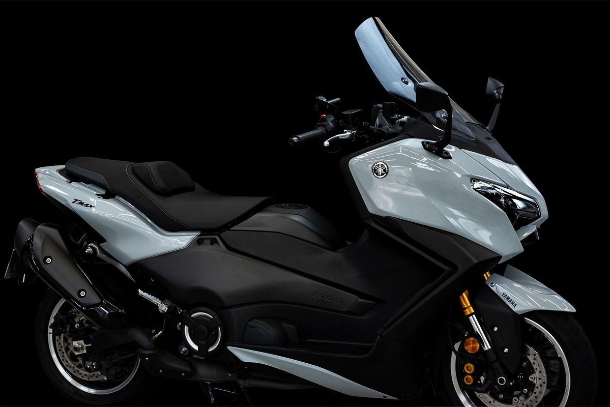 ECHELON_MCteam's tweet photo. 【ラインナップ追加】
■YAMAHA TMAX560
オートマチック・スーパースポーツの圧倒的ポテンシャルを解放するために。
大型スクリーンやフェアリング、タンデム時のテールカウルを3D透明フィルムが飛び石や擦れからガード。アグレッシブな走りを美しく支える。
#TMAX560 #PPF #echelonmotorcycle #YAMAHA https://t.co/2UJsgiHtbs