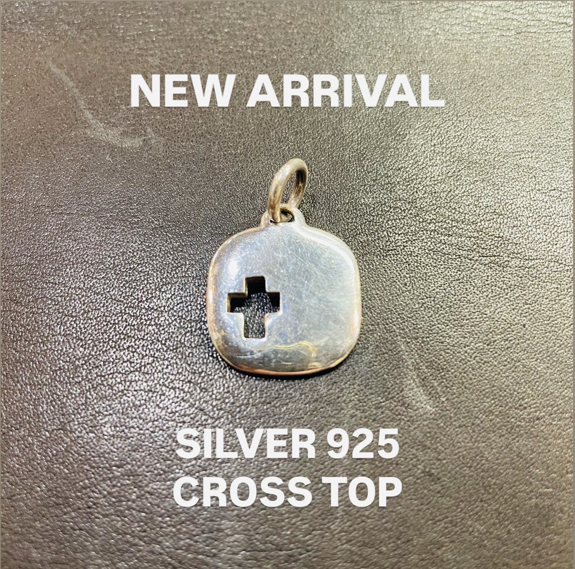 potbound3006's tweet photo. NEW ARRIVAL

SILVER925 
CROSS TOP✝️

角の丸い正方形に十字架が
くり抜かれたペンダントトップ

革紐で着けても良いですし
チェーンとの相性も良く

重ね着けにもオススメです！

ぜひっ！

みすた https://t.co/12FByyqdxN