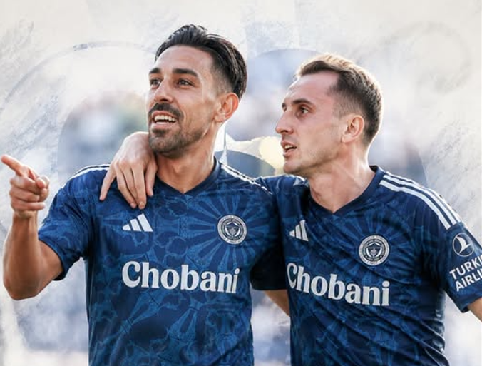 Fener's tweet photo. Halil Özer:

"Şimdi yazacaklarım ağır olabilir ve özellikle Fenerbahçe taraftarının hoşuna gitmeyebilir ama bu bir gerçek. Hiç kimse kusura bakmasın. Örnek vererek başlayayım... Şimdi diyelim ki Torreira Fenerbahçe’de olsun. Aynı Galatasaray’daki gibi gereksiz kendini atmaları yapsın. Galatasaray medyası ve trolleri onu hedefe koyar. Hem de öyle bir hedefe koyarlar ki hiç bıkmadan usanmadan bir sezon iki sezon üç sezon bu devam eder. Fenerbahçe taraftarı ne yapar? En fazla iki sezon sonra Torreira’ya sahip çıkacağına Galatasaraylılardan daha çok tepki göstermeye başlar. Destek değil köstek olurlar. Torreira şu anda Galatasaray’da. Peki sarı-kırmızılılar toz konduruyor mu? Hayır ve asla. Doğru - yanlış önemli değil. Önemli olan futbolcunu yedirmemek. Arkasında durmak.

Şimdi söz nereye gelecek. Galatasaray taraftarı geldiği günden bu yana Kerem’e karşı büyük bir nefret içinde. Hani öyle böyle bir nefret değil. Bu sınırı aşmış bir nefret. Hani Allah korusun ağır bir sakatlık geçirse halay çekecek durumdalar. Olay artık patolojik nefrete dönmüş durumda. Fenerbahçe taraftarı ne yapıyor? Sahip mi çıkıyor? Hayır. Aksine son maçta bir gol kaçırdı diye çocuğa yapmadığını bırakmadılar. Arkasında mı duruyor? Hayır. Adam bu kadar baskı altında geçen yıl 59 maçta 17 gol atmış, 13 asist yapmış. Kolay değil bu istatistik. Oynadıkları maç sayılarına bakarsanız neredeyse Asensio ile aynı. Ve bu çocuk Fenerbahçe’de daha çok iş yapacak. Tabii rahat bırakırsanız. Ayrıca Fenerbahçe taraftarının ağır psikolojik baskıda ne yapılması gerektiği konusunda Kerem’den alacağı çok ders var. Galatasaray taraftarı Fenerbahçe taraftarını öyle bir kıvama getirdi ki şimdi oturup gülerek izliyorlar. Sen yapı filan derken önce kendine bakacaksın.

Şimdi aynısını İrfan Can’a yapıyorlar. Onun kıvamına gelmeleri biraz uzun sürdü. Her defasında söyler ve yazarım. Sevilla maçında takımın elenmesine neden olan kale arkasındaki taraftar kitlesinin neye bağlı olduğu, kimin güdümünde olduğu ortaya çıkmadan bu işler çözülmez. İstediğin kadar tribünleri düzelt, öyle böyle yap. Onlar yine içeride olacak. Bu yazıyı okuyunca şöyle diyecekler, 'Ama yıllarca şampiyon olamıyoruz tahammülümüz kalmadı.' Asıl Fenerbahçe kulübünün size tahammülü kalmadı. Ne yazık ki futbolcu transferi yapabilirsin ama taraftar transferi asla..."

(Milliyet)