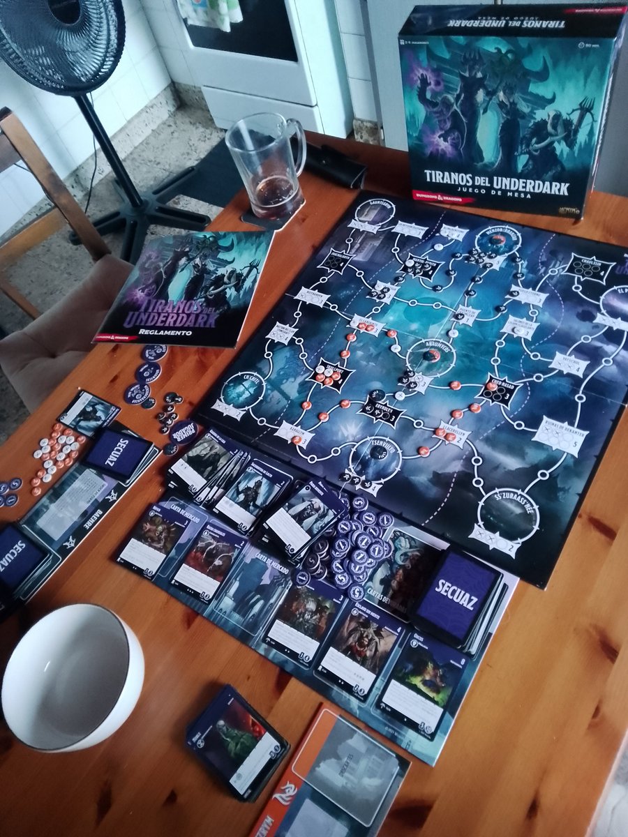 sujeto_verde's tweet photo. Partidas a #TiranosDelUnderdark, juegazo de construcción de mazos y control de territorio con clanes de elfos oscuros enfrentados en el mundo subterráneo de #DungeonsAndDragons y al sencillo y genial #SchottenTotten de #Knizia con escoceses luchando por ampliar sus lindes. https://t.co/Y79hf1BpzD