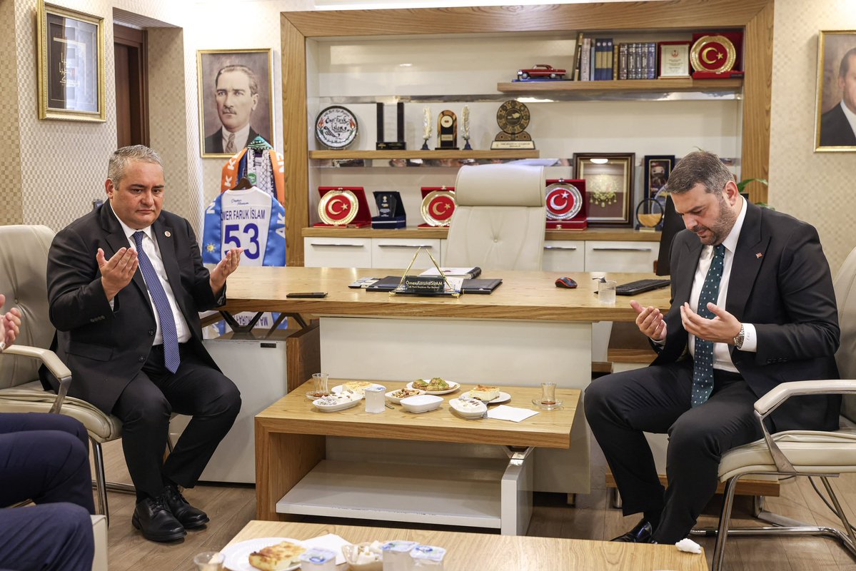 AkKeciorenResmi's tweet photo. Belediye Başkanımız Dr. Mesut Özarslan, Belediye Başkan Yardımcılarımız ve Belediye Meclis Üyelerimiz ile birlikte, İlçe Başkanımız Sayın Ömer Faruk İslam'a taziye ziyaretinde bulundular.

Nazik ziyaretlerinden dolayı kendilerine teşekkür ediyoruz.

@RTErdogan
@hakanhanozcan
@erhansarigol
@AkpartiAnkara
@omerfarukislam
@OzarslanMesut