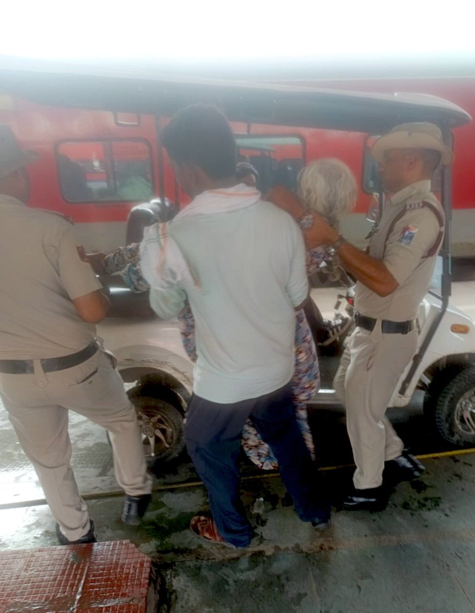 RailwayNorthern's tweet photo. Timely assistance saves lives!

​When an elderly woman passenger fell severely ill on a train at Shahjahanpur Jn., vigilant RPF personnel stepped in to provide assistance. 

​ASI Sumanta Pramanik, along with Constables Ajeet Kumar and Rajeev Kumar, provided immediate first aid on the spot and safely escorted her to the medical team.  
#RPF #YatriSeva