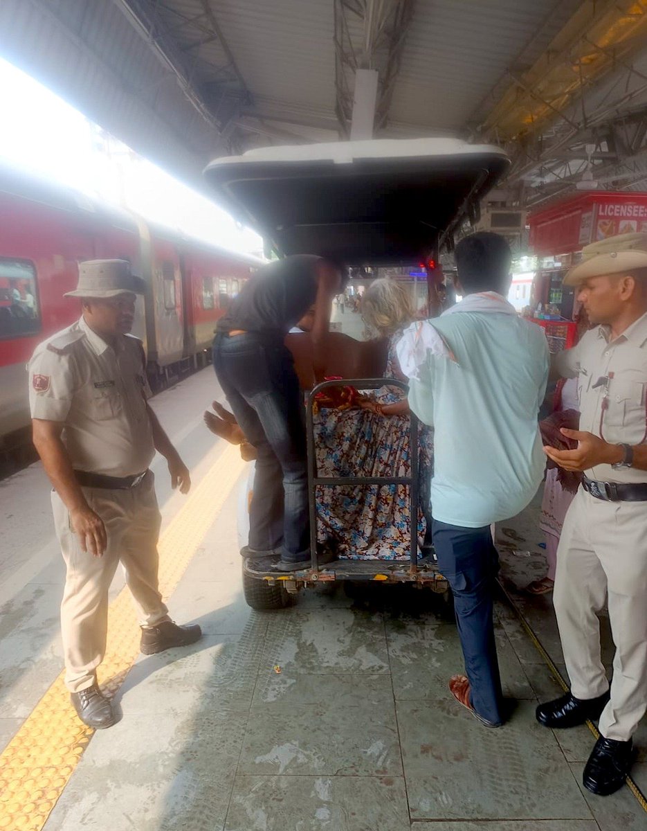 RailwayNorthern's tweet photo. Timely assistance saves lives!

​When an elderly woman passenger fell severely ill on a train at Shahjahanpur Jn., vigilant RPF personnel stepped in to provide assistance. 

​ASI Sumanta Pramanik, along with Constables Ajeet Kumar and Rajeev Kumar, provided immediate first aid on the spot and safely escorted her to the medical team.  
#RPF #YatriSeva