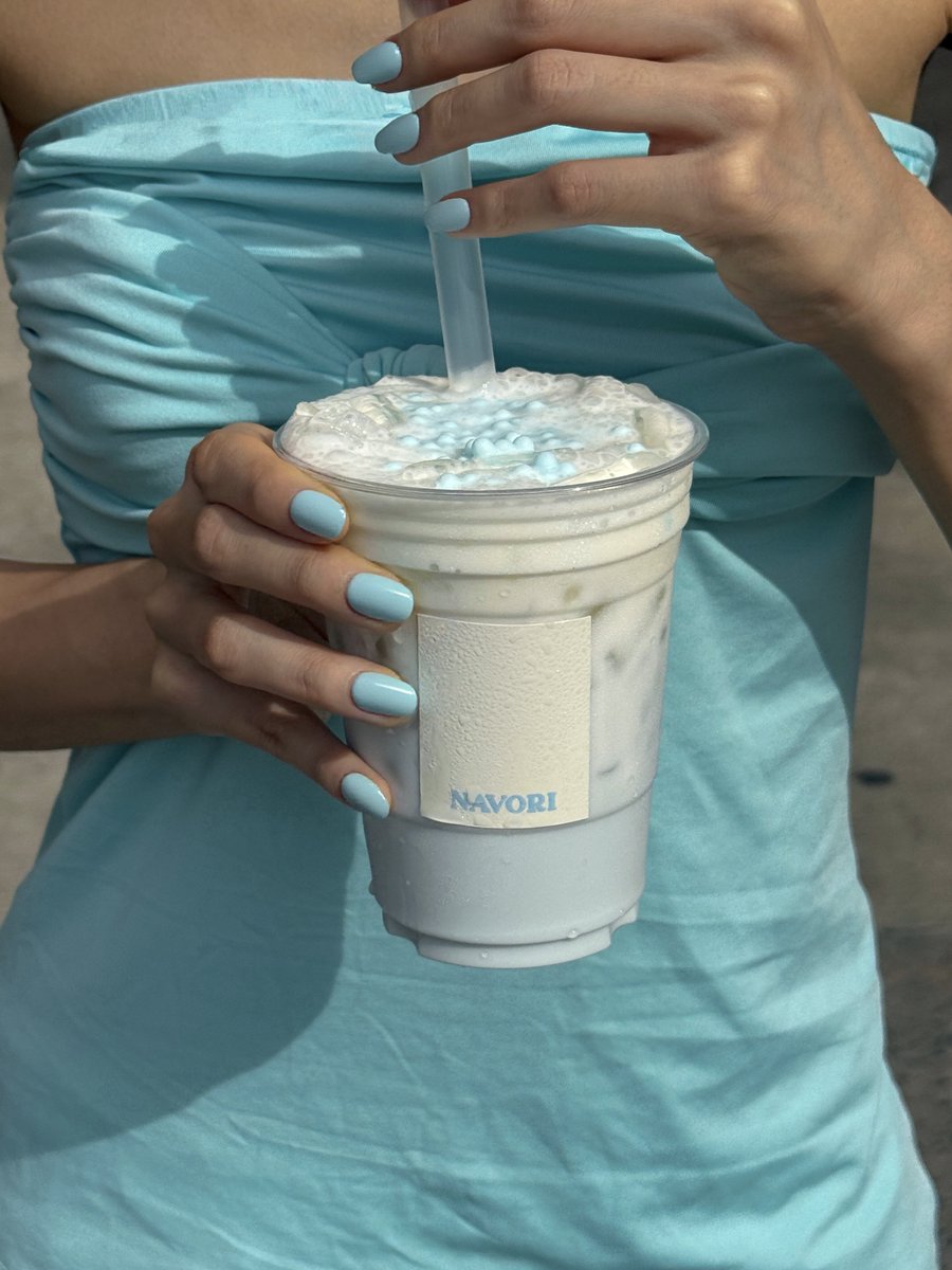 navoribkk's tweet photo. NEW! Sea Salt Milk🥛🧂

ฮันกั๋วปิงหน่าย หรือ นมน้ำแข็งเกาหลี กำลังฮิตในจีนสุดๆ Navori มีหรือจะพลาด จัดให้คนไทยได้ลองก่อนใคร!

เปืดตัวด้วยรส Sea Salt นมสดรสเค็มนัวจากเกลือชมพู ท๊อปด้วยครีมชีสรสมัน หอมอร่อย เพิ่มความสนุกในการเคี้ยว ด้วยไข่มุกคาเวียร์รสนมสีฟ้า ได้รสหอม มัน เค็ม ในแก้วเดียว🥣✨

🐄🩵 นมสดสีฟ้า มาจากผงสาหร่ายสีฟ้า (Blue Spirulina) ได้ทั้งโปรตีนจากนมวัวแท้ และช่วยเสริมภูมิคุ้มกัน พร้อมต้านอนุมูลอิสระ จากสาหร่ายสีฟ้า

เปิดขายที่แรก 📍 Siam Paragon, G Floor ( หน้า Gourmet Market )
🗓️ 4 August - 2 September 

#NAVORI #NAVORIBKK