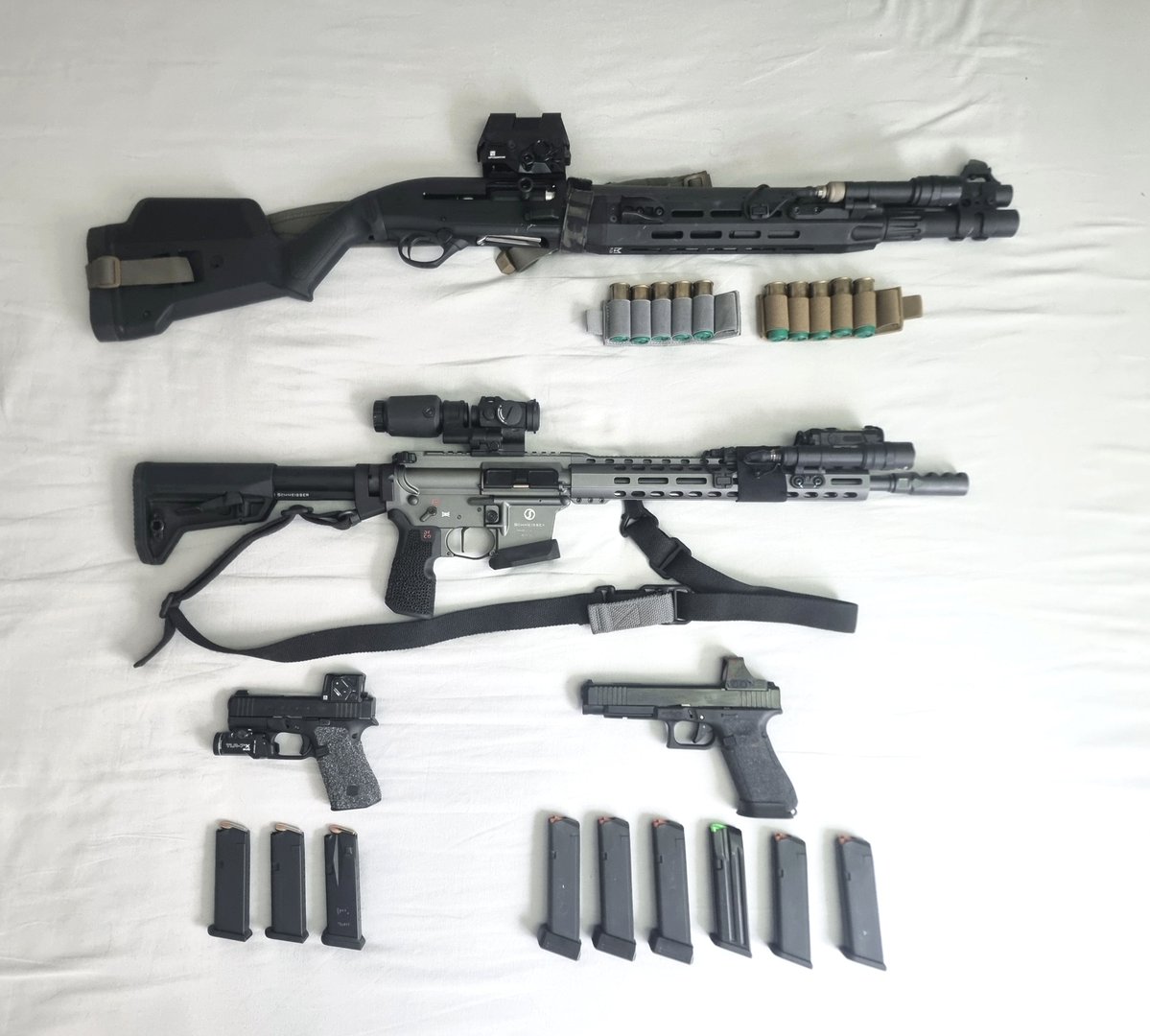 tacticalporn's tweet photo. La famiglia.

Aprovechando que ayer el gran @LucasMartin1973 mostró sus magníficos hierros, hoy me toca sacar a los míos. https://t.co/QFSIxfUAGE